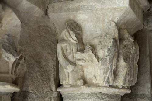 Capitel con monjes descabezados del claustro de Irantzu